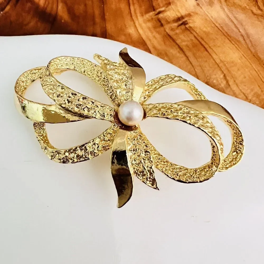 Vintage Gerry's Brooch Gold Tone Bow Ribbon Textures Faux Pearl Signed 4251